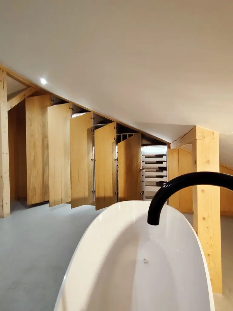 Szuflady wewnętrzne. Szafa na wymiar. Fronty fornorowane. Meble na wymiar.