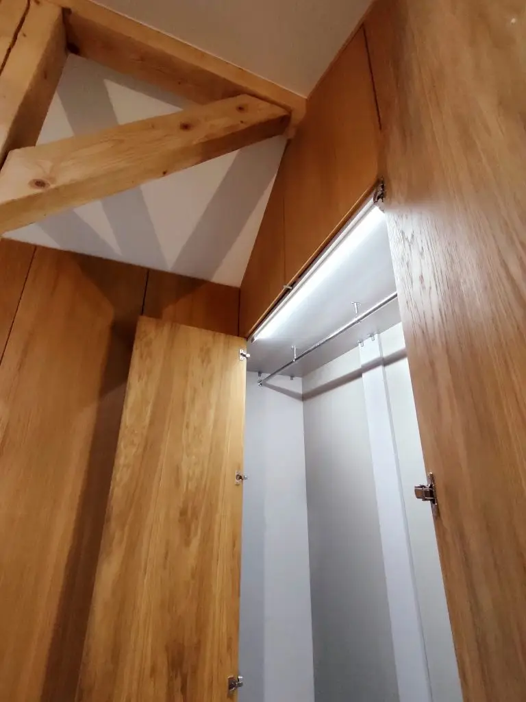 Oświetlenie led w szafie. Meble na zamówienie. Szafa na wymiar. Szafa na zamówienie.