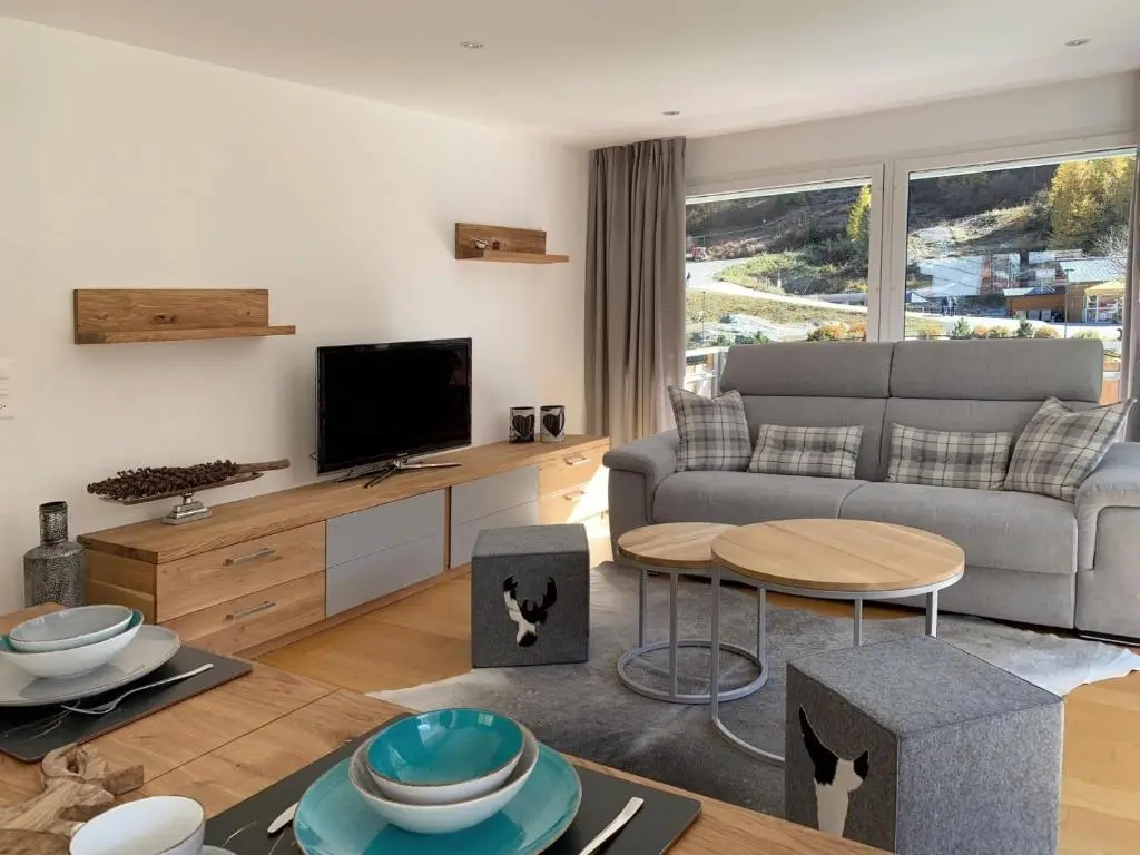 Właściciele wyraźnie czują zamiłowanie do natury. Drewniany motyw pojawia się niemalże w każdym meblu, wyraźnie eksponując swój charakter i swoją tożsamość.