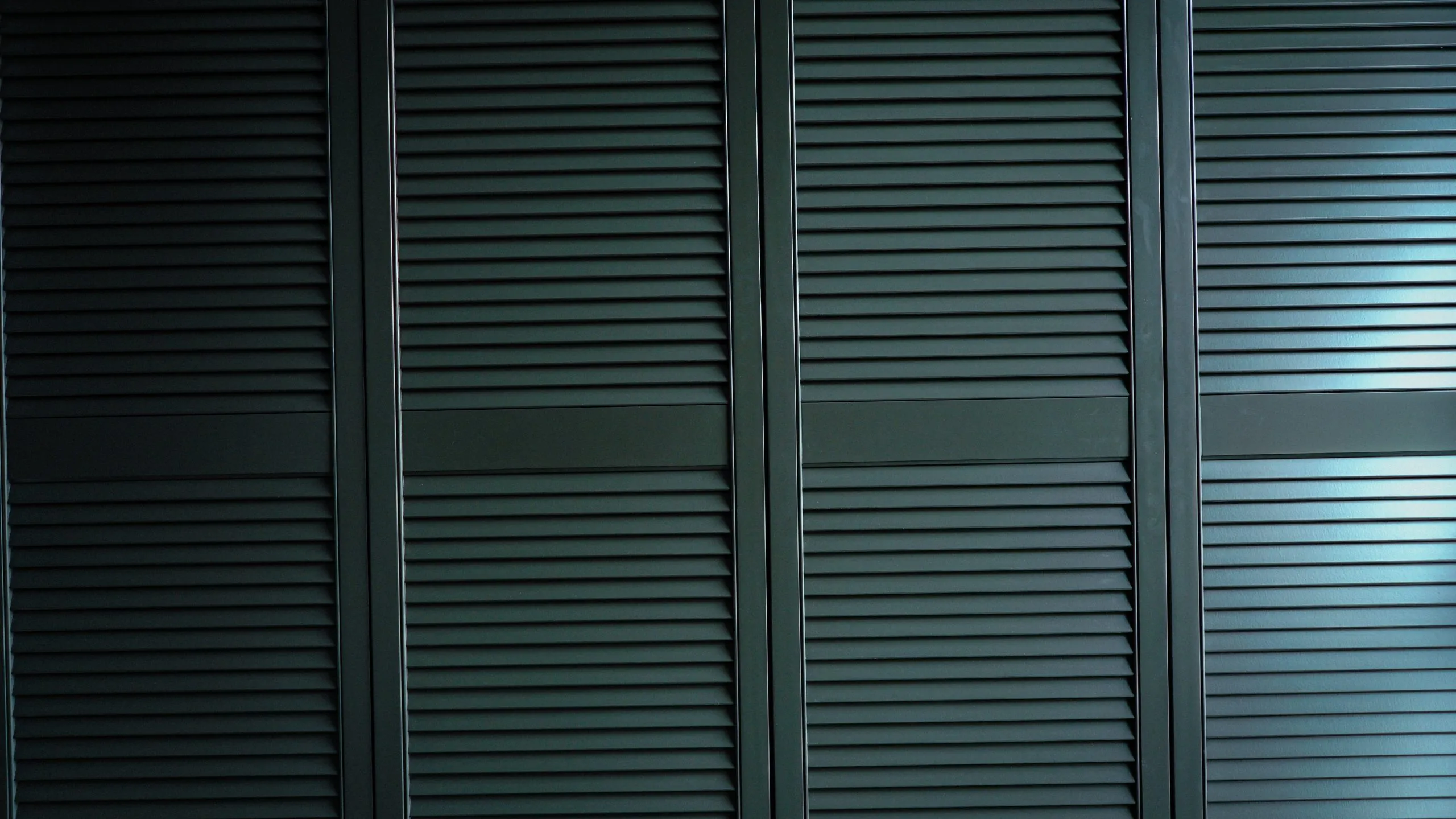 Szafa na wymiar z frontami ażurowymi. Meble na wymiar z frontami ażurowymi.