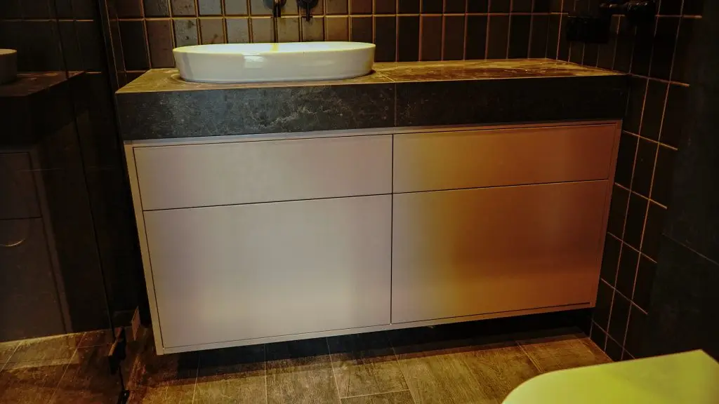 Szafka podumywalkowa dopasowana wymiarami do wcześniej przygotowanego blatu. Wszystkie cztery widoczne fronty to szuflady.