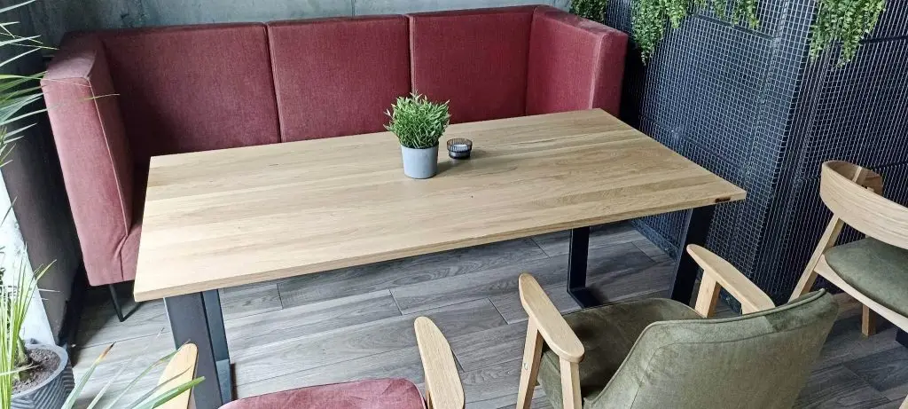 Stoły dębowe od Skywood w restauracji Rezo w Suchej Beskidzkiej.