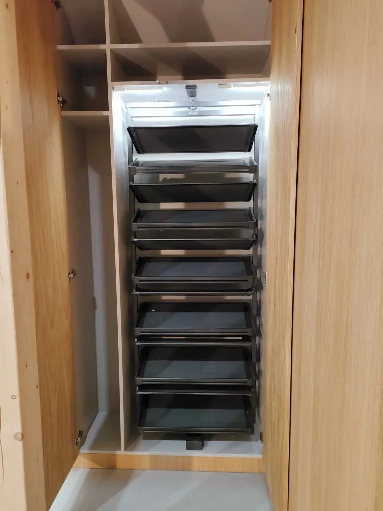 Mechanizm na buty. Szafa na wymiar. Meble w Szwajcarii. Garderoba na wymiar. Szafa na zamówienie.