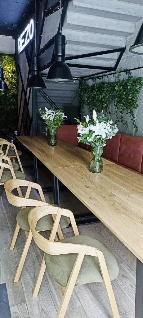 Stoły dębowe od Skywood w restauracji Rezo w Suchej Beskidzkiej.