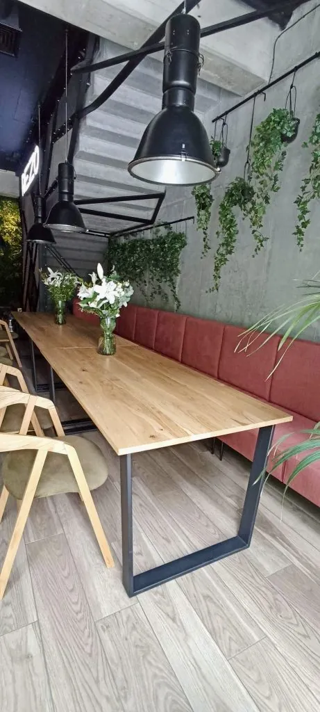 Stoły dębowe od Skywood w restauracji Rezo w Suchej Beskidzkiej.