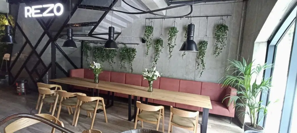 Stoły dębowe od Skywood w restauracji Rezo w Suchej Beskidzkiej.