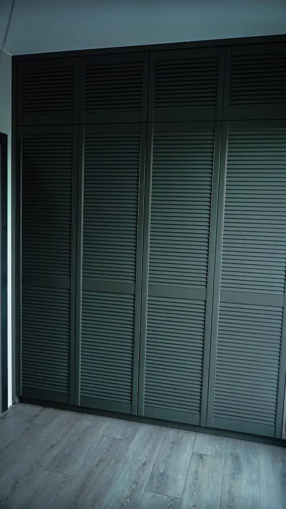 Zdjęcie przedstawiające ogólną prezentację naszej szafy na wymiar.