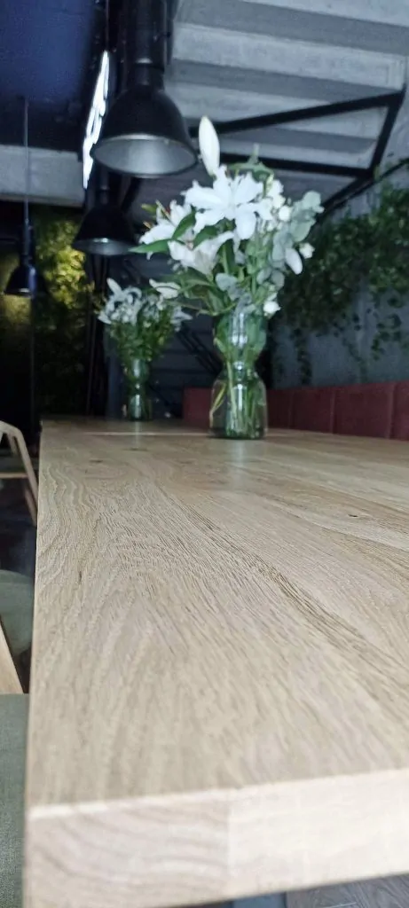 Stoły dębowe od Skywood w restauracji Rezo w Suchej Beskidzkiej.