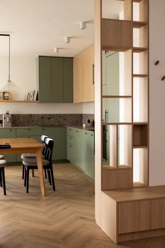 Regał na przejściu